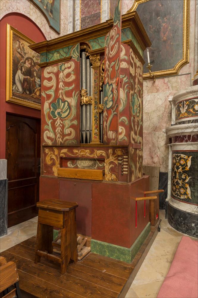 L'organo rappresentato nell'immagine digitale è collocato nella cattedrale di Oria. L’edificio fu ricostruito nel 1750 dall’architetto napoletano Giustino Lombardi grazie all’iniziativa del vescovo Castrese Scaja, i lavori furono condotti da Pasquale Margoleo e più tardi completati da Nicolantonio Maldarella di Fasano, Marcantonio Bagnardo e Giuseppe Fasano di Ostuni. All’interno si segnalano altari in marmo napoletani e le tele dei pittori: Andrea Coppola, Oronzo Tiso e Samuele Tatulli. Si segnala inoltre la presenza del cinquecentesco oratorio della Morte in cui sono conservati i corpi mummificati dei confratelli. L’organo è un positivo e si presenta sul fronte suddiviso in tre campate da eleganti pilastrini, quest’ultimi sono dipinti con motivi floreali su uno sfondo...