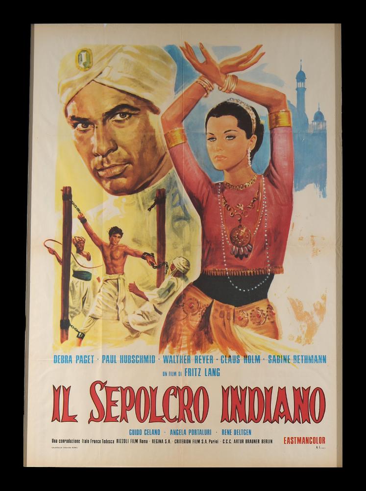 L'immagine riproduce uno dei manifesti conservati presso la Mediateca Regionale Pugliese (vedi Note). Si tratta del manifesto del film "Il sepolcro indiano", secondo episodio del genere diretto da Fritz Lang, che segue "La tigre di Eschnapur". In stile pittorico, il manifesto è privo di firma ma presenta tutti gli elementi tipici della serie avventurosa, dall'ambientazione pienamente esotica. In primo piano la danzatrice Seetha viene raffigurata proprio nell'atto di ballare per il principe Chandra, ritratto sullo sfondo, per salvare il suo amato ingegnere Berger. Sulla sinistra, più piccola, una delle scene del film in cui Berger viene catturato. Il manifesto è espressione chiara di un intreccio di vicende a lieto fine....