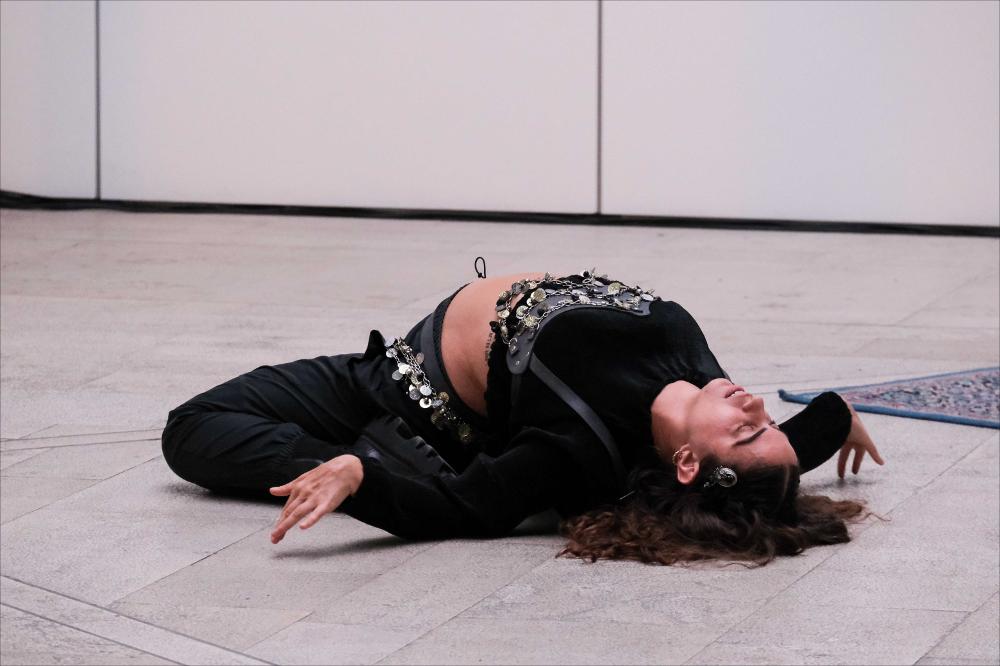 <div class="ql-align-justify">Lo scatto è tratto dalla performance “Premonition” di <strong>Giorgia Ohanesian Nardin</strong>, portata in scena nella serata del 15 novembre 2024 presso lo Spazio Murat, in occasione del BIG - Bari International Gender Festival.</div><div class="ql-align-justify">Premonition è un adattamento di “ANAHIT”, in cui Giorgia Ohanesian Nardin disegna un solo per il proprio corpo, una costellazione, un formato ad appunti che oscilla tra parola, movimento e panorama sonoro. ANAHIT è la divinità armena che sta a protezione dell’acqua e di tutte le creature fluide. Giorgia Ohanesian Nardin è un’artista italiana di discendenza armena che pratica nei contesti della danza e della performance ...