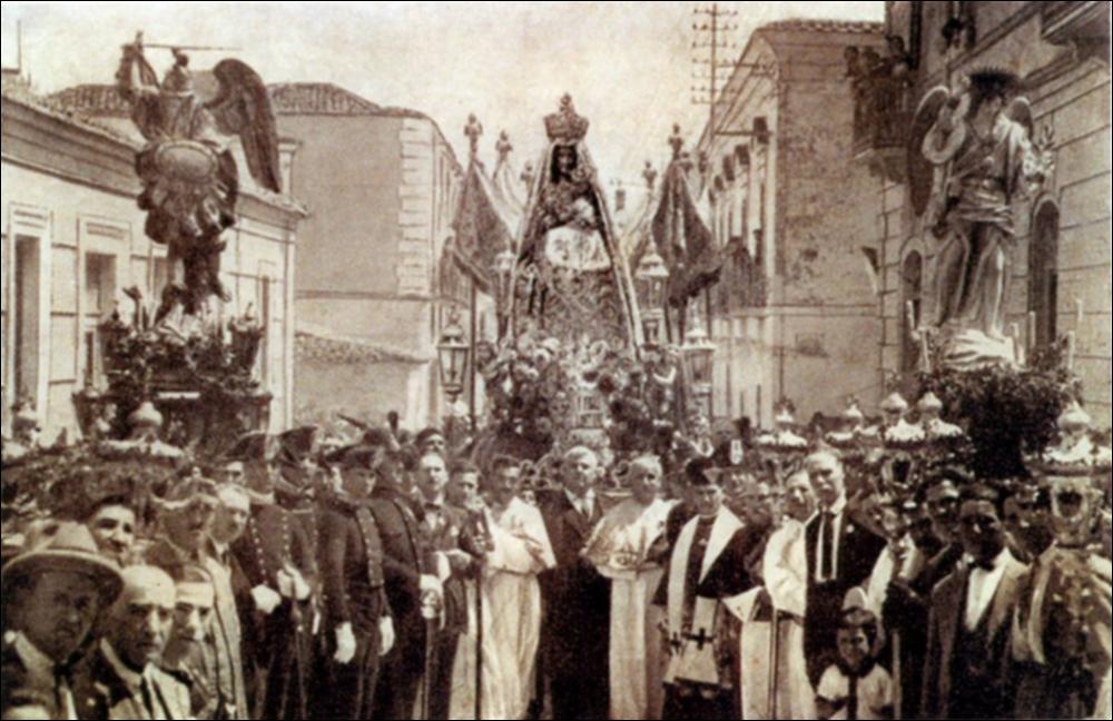 <div class="ql-editor"><div>La fotografia storica del 16 agosto 1905 immortala un momento della festa patronale di Lucera in onore di Santa Maria, con la statua della Santa in Processione.</div><div>Le feste patronali di Lucera (FG), celebrate dal 14 al 16 agosto in onore di Santa Maria Patrona, rappresentano il momento culminante della vita sociale, culturale e religiosa della città e costituiscono il più potente catalizzatore del suo senso di identità collettiva.</div><div>La festa si configura come un autentico sincretismo di devozione, folklore e tradizione, in cui sacro e profano si intrecciano armoniosamente: riti religiosi, solenni processioni, luminarie, concerti e spettacoli pirotecnici scandiscono tre giorni di intensa partecipazione popolare. S...