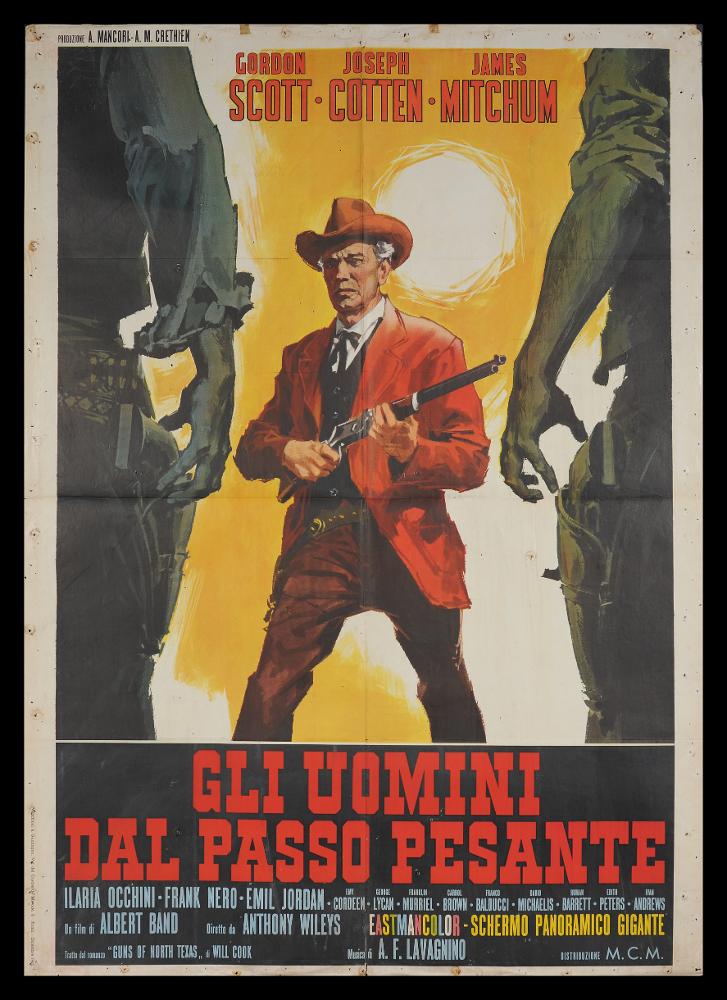 L'immagine riproduce uno dei manifesti conservati presso la Mediateca Regionale Pugliese (vedi Note). Si tratta di una delle versioni grafiche del manifesto del film western "Gli uomini dal passo pesante", di cui si conserva anche la locandina a firma di De Seta. L'illustrazione, senza firma, presenta un'impostazione piuttosto classica, con una pittura narrativa che mette in evidenza il genere western del film: si notino la figura in primo piano, illuminata da un sole luccicante alle spalle e le figure in ombra con i dettagli delle pistole nelle fondine, pronte a sparare. La parte inferiore, ordinata, è riservata ad accogliere il titolo e il resto delle informazioni del film....