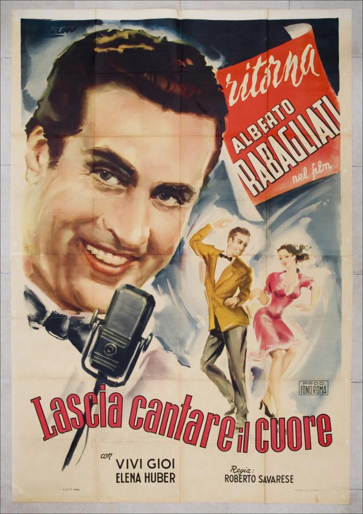 L'immagine riproduce uno dei manifesti conservati presso la Mediateca Regionale Pugliese, esaminati in "Cinema al muro: Angelo Cesselon" (vedi Note). Si tratta di un manifesto in cui Cesselon, contrariamente al suo stile, preferisce non dare particolare risalto al colore. Il bianco, evanescente e quasi a tutto campo, predomina. Il tutto viene ravvivato dalla scritta che annuncia il ritorno del “Grande Rabagliati”; quasi un manifesto nel manifesto. L'andamento curvilineo del titolo, delle figure, delle immagini sullo sfondo, come sempre sfuocate, sembrano riecheggiare le note del pentagramma, quasi a voler sottolineare le qualità canore del protagonista, come conferma la presenza del microfono, posto in primo piano. Le due figure laterali, cariche di dinamismo, danno uno...