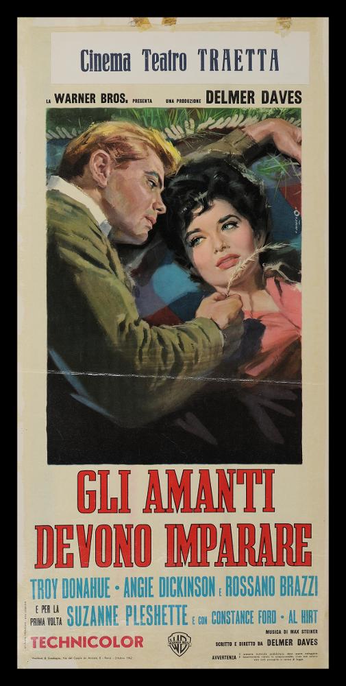 L'immagine riproduce uno dei manifesti conservati presso la Mediateca Regionale Pugliese (vedi Note). Si tratta della locandina del film americano "Gli amanti devono imparare". L'illustrazione pittorica è a firma di Cesselon, considerato uno dei pittori di cinema più originali, contraddistinto da uno stile fatto di un cromatismo vibrante e dinamico. Nei suoi lavori per il grande schermo, ha sempre prediletto l'uso di tocchi sfumati e leggeri, con contrasti di colore forti e contemporanei. Ma è indubbio che Cesselon fu influenzato anche da una certa tradizione pittorica veneta, che guarda ad artisti come Tiziano e Tiepolo, fino a Giovanni Boldini, soprattutto nelle composizioni diagonali. Tutta la sua produzione, anche quella più tarda, privilegiò colori acquarellati e a...