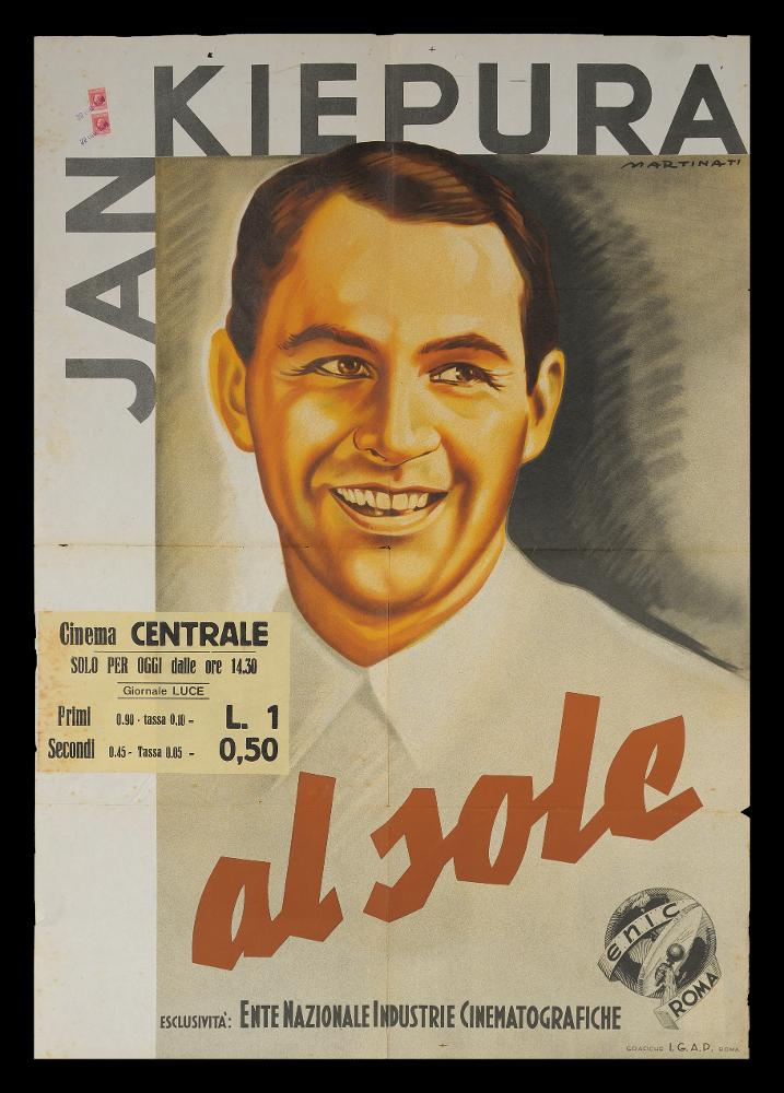 L'immagine riproduce uno dei manifesti conservati presso la Mediateca Regionale Pugliese (vedi Note). Si tratta di una delle versioni grafiche del manifesto del film in bianco e nero “Al sole”, del regista Carmine Gallone a firma di Luigi Martinati, come si evince dalla firma in alto a destra. Toscano di nascita, Martinati può considerarsi uno degli interpreti più significativi della prima maniera del manifesto di cinema. La composizione grafica è semplice, vi è solo la presenza del primo piano dell’artista Jan Kiepura su uno sfondo molto chiaro. Anche qui, come in molti manifesti dell’artista, vi sono dei giochi di contrasto con colori netti, evidenziati dalla luce, che sul volto accentuano l'intensità di espressione e una malinconia velata, tipica delle sue opere....