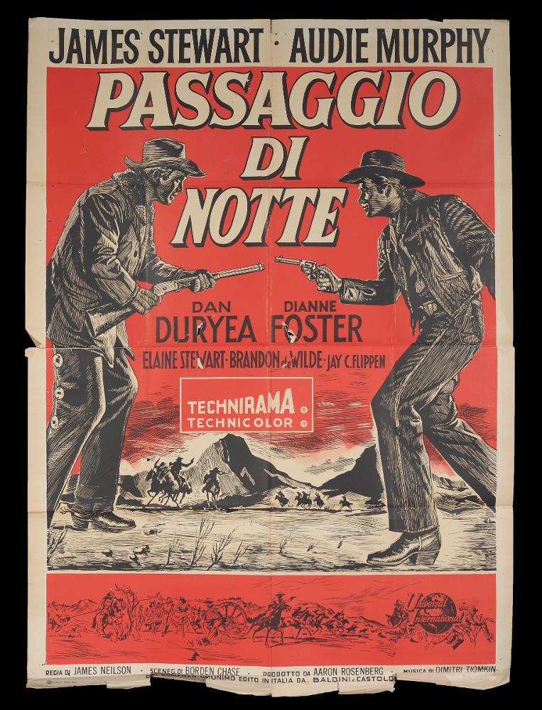 L'immagine riproduce uno dei manifesti conservati presso la Mediateca Regionale Pugliese (vedi Note). Si tratta di una delle versioni del manifesto del film "Passaggio di notte". Rispetto alle altre versioni più narrative, qui la composizione grafica, purtroppo senza firma, si presenta di stampo prettamente illustrativo. Le figure, come i piccoli scenari raffigurati, sono delineati da un turbinio di linee bianche e nere, di chiaro scuri molto accentuati, come disegni a grafite. L'abilità tecnica dell'illustratore si nota non solo nel sapiente gioco di luci e ombre, ma anche nella rappresentazione fedele dei due protagonisti; ritratti di profilo infatti ben si riconoscono il noto attore americano James Stewart sulla sinistra ed Audie Murphy sulla destra. In una composizi...