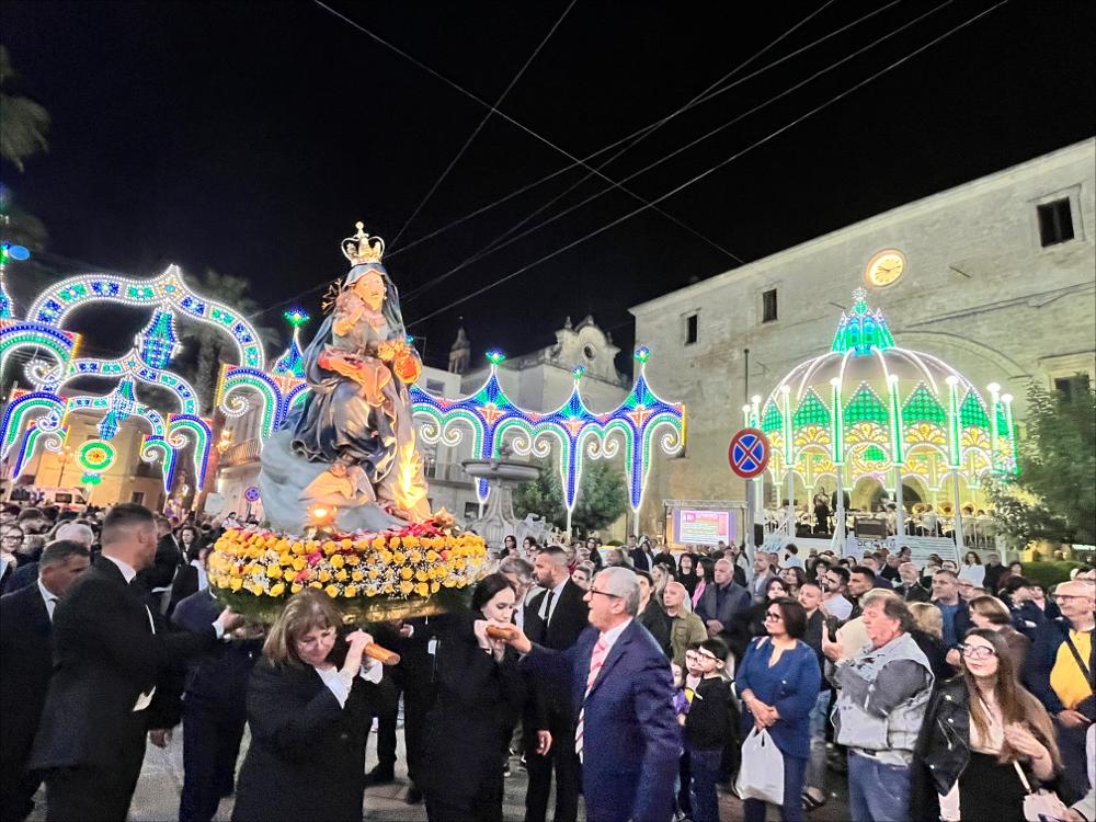 <div>L’immagine ritrae un momento della festa patronale: la Statua della Madonna in processione tra una folla devota e luminarie colorate che illuminano l’atmosfera festosa del 6 maggio 2025.</div><div>Il culto della Madonna di Cotrino rappresenta uno dei riferimenti religiosi e identitari più profondi della comunità di Latiano. La devozione nasce nel 1605, quando una contadina cieca, sorda e muta, guarita miracolosamente, ritrovò l’immagine della Vergine tra i rovi in contrada Cotrino. In quel luogo sorse il santuario, divenuto nei secoli meta di pellegrinaggi.</div><div>Il momento culminante delle celebrazioni è la processione del 6 maggio, preceduta dai “nove sabati di pellegrinaggio” che iniziano a febbraio. Sebbene ...