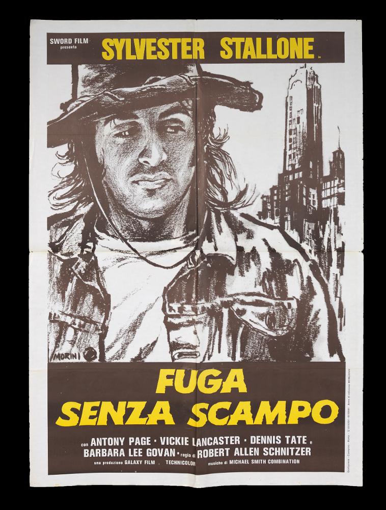 L'immagine riproduce uno dei manifesti conservati presso la Mediateca Regionale Pugliese (vedi Note). Si tratta di una delle versioni grafiche del manifesto del film americano "Fuga senza scampo". L'illustratore Morini firma questa composizione, molto descrittiva, con un unico grande momento narrativo che occupa lo spazio. Lo stile di Morini si contraddistingue spesso per la pittura fatta di pennellate vivaci e intensi contrasti tonali, che accentuano la drammaticità del racconto e del film. In questo caso invece utilizza una tecnica molto simile al disegno, infatti il bellissimo ritratto di Sylvester Stallone sembra realizzato con l'utilizzo della grafite che dona all'insieme l'intensità del chiaroscuro e del bianco e nero. Gli unici tocchi di colore sono lasciati sul ...