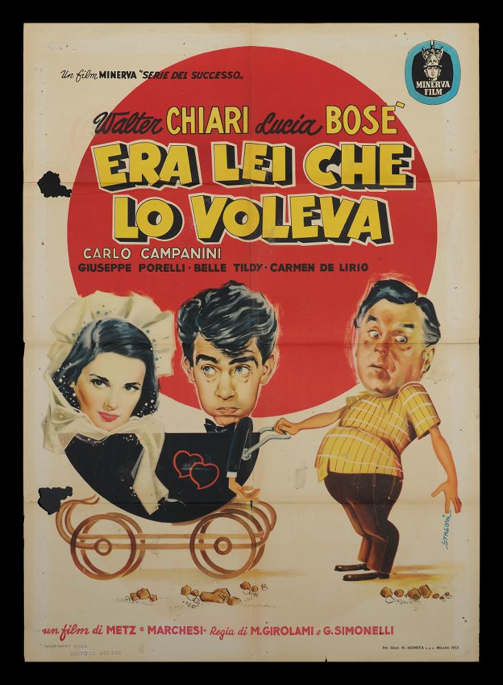 L'immagine riproduce uno dei manifesti conservati presso la Mediateca Regionale Pugliese (vedi Note). Si tratta di una delle versioni grafiche del manifesto del film “Era lei che lo voleva!”, del 1953 per la regia di Marino Girolami e Giorgio Simonelli. Il manifesto è a firma di Symeoni (Symeoni Sandro) come si evince dalla firma in celeste, in basso a destra. Tra i pittori di cinema più prolifici, in questo manifesto Symeoni si distanzia dalle sue peculiarità stilistiche, in primis la sua grande pittoricità e l’uso di intense pennellate. Qui abbiamo caratteristiche proprie del fumetto, si veda il lettering utilizzato sia per i credits e per i nomi degli autori sia per il titolo in maiuscolo giallo contornato dall’ombra nera, caratteri inseriti in un grande tondo rosso ...