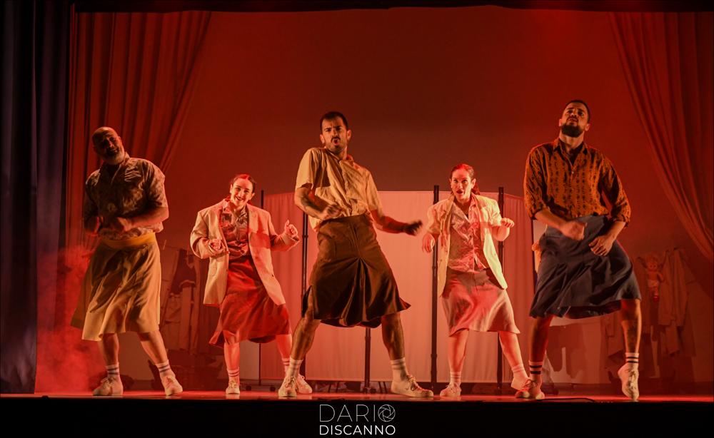 <div>Lo scatto documenta un momento dello spettacolo di danza “ORME”, ideato e progettato da Vito Alfarano e Marcello Biscosi, interpretato dai detenuti della Casa Circondariale di Brindisi insieme ai danzatori della Compagnia AlphaZTL, e andato in scena il 15 novembre 2024 al Teatro Don Bosco di Brindisi durante il BPA Festival V Edizione – Autumn Edition. Le composizioni originali e l’editing video sono di Paco Maddalena e i costumi di Francesca De Giorgio.</div><div>Costruito come un racconto corale, lo spettacolo intreccia grandi eventi storici e vicende quotidiane per riflettere su libertà, diritti civili, identità, appartenenza e memoria collettiva. <em>ORME</em> è un viaggio condiviso nelle storie che hanno segnato l’u...
