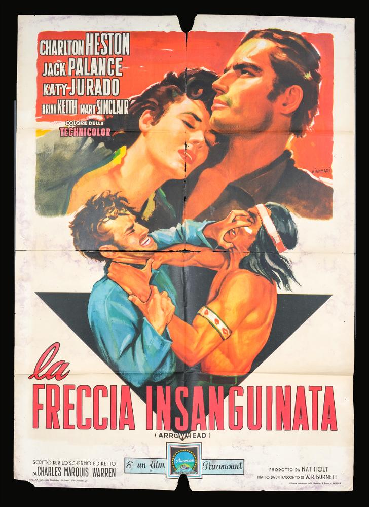 “La freccia insanguinata” (titolo originale “Arrowhead”) è un film in Technicolor del 1953 diretto e sceneggiato da Charles Marquis Warren. Si tratta di un western statunitense ambientato nel 1878 con Charlton Heston, Jack Palance, Katy Jurado e Brian Keith.
Il manifesto cinematografico è firmato dal celebre Francesco Giammari. L’artista nacque in Corsica nel 1908 ma poi si trasferì a Roma per frequentare all'Accademia di Belle Arti i corsi di pittura e scenografia dedicandosi soprattutto all’illustrazione di libri e pubblicazioni di carattere corso.
L’immagine del manifesto presenta una composizione che presenta uno stile moderno e dinamico e che è suddivisa in due scene principali: in alto i curatissimi ritratti degli attori Charlton Heston e Katy Jurado, al di sotto ...