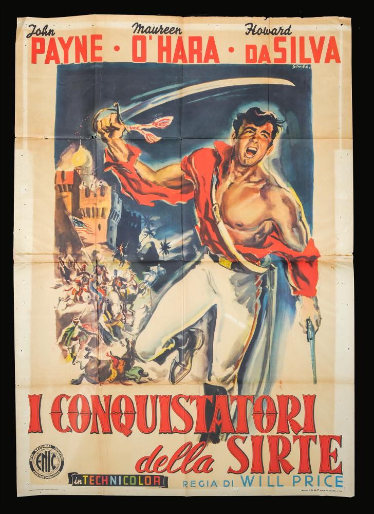 L'immagine riproduce uno dei manifesti conservati presso la Mediateca Regionale Pugliese (vedi Note). Si tratta di una delle due versioni grafiche del manifesto del film americano "I conquistatori della Sirte", del 1950 per la regia di Will Price. La firma chiaramente leggibile sulla destra in alto è dell’illustratore Nicola Simbari (Simbari). Artista di fama internazionale, colpisce per la «freschezza del suo tratto e la velocità di modellato» (Baroni, 2018) e per la composizione geometrica dell’immagine. Un bellissimo John Payne è protagonista indiscusso della scena, ritratto provato da una scontro mentre brandisce una spada. Alle sue spalle il momento corale della battaglia è reso in maniera confusionaria senza che lo spettatore possa riuscire a riconoscere le parti....