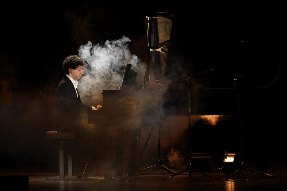 <div>Lo scatto documenta un momento dello spettacolo musicale “FelliniRota” scritto e interpretato dal Maestro Mario Margiotta e andato in scena il 1° marzo 2024 presso il Teatro AncheCinema di Bari.</div><div>Lo spettacolo è un racconto tra parola e musica che ripercorre la straordinaria collaborazione tra Federico Fellini e Nino Rota, compositore premio Oscar e figura profondamente legata alla città di Bari. Attraverso celebri partiture e narrazione, lo spettacolo svela il sodalizio umano e artistico che ha segnato la storia del cinema.</div><div>Mario Margiotta è pianista e divulgatore musicale, il suo format intreccia esecuzioni dal vivo, aneddoti e retroscena in un racconto poetico e ironico, già accolto con grande successo in I...