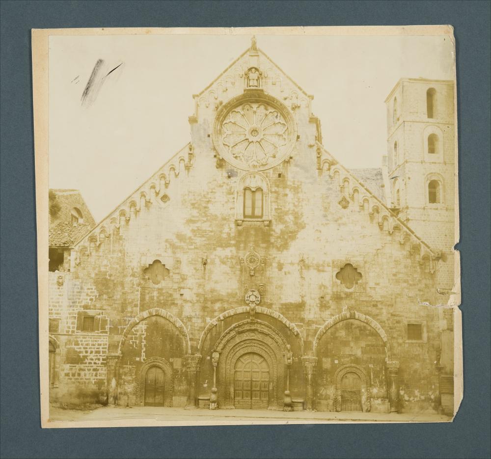 <div class="ql-editor"><div>Documentazione fotografica della facciata della Cattedrale di Ruvo di Puglia.</div><div>﻿﻿La raccolta fotografica di Giuseppe Ceci (1863-1938), studioso delle arti figurative dell’Italia meridionale e tra i promotori delle Società di Storia Patria di Napoli e della Puglia, si inserisce nel vivace clima culturale dell’Italia postunitaria, caratterizzato dal progressivo consolidarsi di una «coscienza nazionale» alimentata anche dal confronto e dal dialogo con le realtà storiche e culturali locali.</div><div>Oggi la Biblioteca Comunale di Andria conserva oltre settecento fotografie dedicate alla Puglia medievale, a Napoli e al patrimonio storico-artistico dell’Italia meridionale. Il corpus rest...