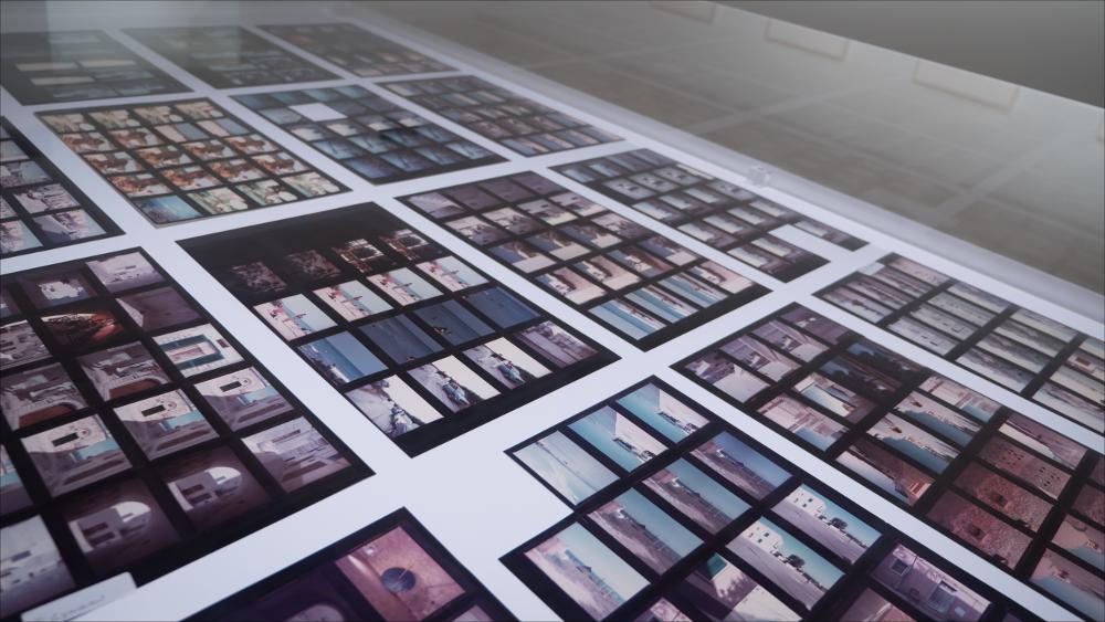 Lo scatto mostra la selezione di provini realizzati dal fotografo italiano LUIGI GHIRRI, recuperati dall’Archivio Eredi Ghirri negli anni e proposti per la mostra inedita “Tra albe e tramonti. Immagini per la Puglia” presso la Fondazione Pino Pascali di Polignano a Mare. Un corpus fotografico di negativi e foto originali dal 1982 che mette in luce la quotidianità: vicoli animati da bambini e famiglie, feste popolari, fuochi d’artificio e pillole di vita. 