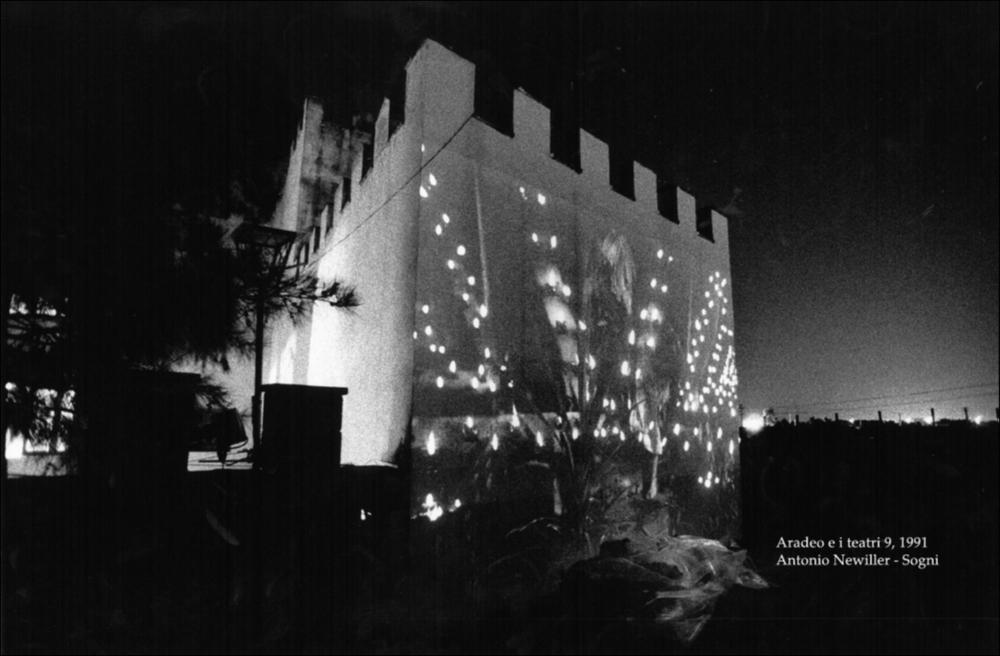 La fotografia in bianco e nero è un momento dello spettacolo "Sogni", rappresentato nel 1991 da Antonio Neiwiller durante la nona edizione di "Aradeo e i Teatri", un appuntamento con il teatro sperimentale che la compagnia Koreja nata nel 1983 nel piccolo borgo salentino di Aradeo porta avanti sin dall'anno della sua fondazione. Lo spettacolo fu proposto come evento speciale ed esclusivo per la prima volta proprio in quell'anno, insieme a "Sfigurato" di Alfonso Santagata. "Sogni" è l'idea di Sud di Neiwiller, che semisepolto nella terra e ricoperto di rifiuti come un barbone narra lamentoso storie e microstorie di rabbia e infelicità permanente fondata sul sopruso. La suggestione di un mondo sempre più degradato (per l'ambiente e gli umani indistintamente) è data da una...