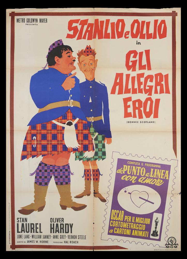 L'immagine riproduce uno dei manifesti conservati presso la Mediateca Regionale Pugliese (vedi Note). Si tratta di una delle versioni della locandina del film "Gli allegri eroi" (Bonnie Scotland), una delle moltissime composizioni grafiche realizzate per la comicità di Stanlio & Ollio, il duo iconico tra i più amati della storia del cinema. Dei due protagonisti, viene messo in risalto proprio il loro stile unico e caratterizzante, fondato su una comicità elementare che sfrutta la mimica facciale e il linguaggio del corpo per gag semplici ed esilaranti, adatte a ogni tipo di pubblico. I due attori sono rappresentati qui con uno stile fumettistico colorato ed eccentrico, su un fondo bianco che esalta le loro figure in abiti scozzesi....