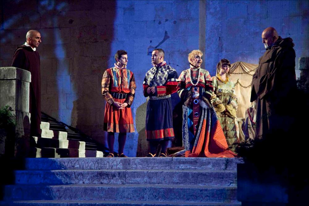 L'immagine digitale è parte della collezione digitale “Prime nazionali in Puglia”, nasce dall'omonimo progetto promosso dalla Regione Puglia, Assessorato al Mediterraneo, Cultura e Turismo, finanziato dal FESR ASSE IV e attuato dal Teatro Pubblico Pugliese per dar vita ad un fitto calendario di prime nazionali programmate tra il 2011 e il 2012 all'interno di alcuni teatri pugliesi. Lo scatto documenta lo spettacolo teatrale "Io so che a me bambino" messo in scena il 2 giugno del 2012 nella splendida e suggestiva cornice del Castello Svevo di Bari. La pièce, ideata dal maestro Ettore Catalano e realizzata per l'occasione dal gruppo Abeliano di Bari, recupera l'opera pirandelliana "Enrico IV", rivisitandola in chiave moderna e introducendo al suo interno lo stesso autore ...