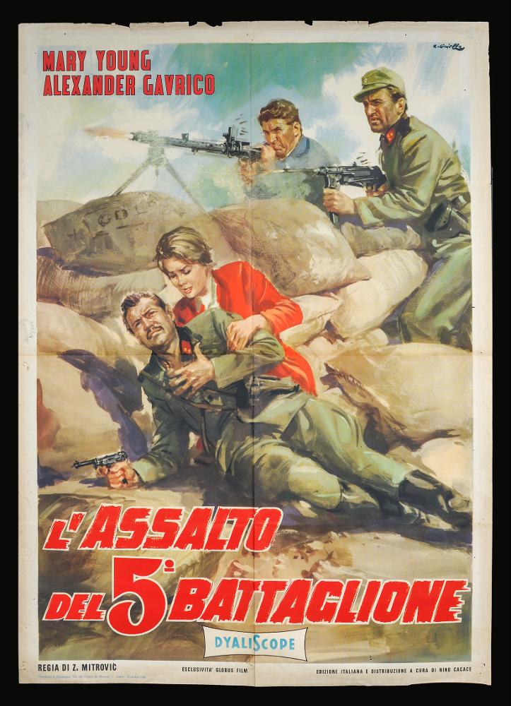 L'immagine riproduce uno dei manifesti conservati presso la Mediateca Regionale Pugliese (vedi Note). Si tratta, nello specifico di una delle versioni grafiche del manifesto del film “Assalto del 5° battaglione”, del 1959 per la regia di Zivorad Zika Mitrovic. L’illustratore del manifesto è Averardo Ciriello (A. Ciriello), come si evince dalla firma in alto a destra. Emerge in questa rappresentazione il suo tipico tratto pittorico, caratterizzato da un uso del colore in funzione simbolica e fortemente emotiva, con un’attenzione, quasi maniacale, per il dettaglio e le sfumature. Si vedano ad esempio la cura nella rappresentazione dei singoli elementi che caratterizzano il manifesto oltre che la precisione nella rappresentazione dei personaggi. Colpisce la scena in primo ...