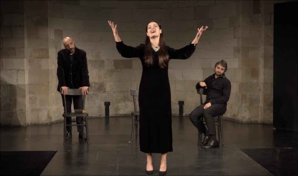 Nell’ambito del progetto Teatro Studio 2021, per la rassegna «Lo spazio dell’immaginazione» la Compagnia Diaghilev ha presentato lo spettacolo “Vita di Dante”, in scena a dicembre 2021 presso l’Auditorium Vallisa di Bari.
Nella foto gli attori interpretano l’appassionante racconto della vita di Dante condividendo col pubblico la potenza espressiva delle sue opere, in un coinvolgente spettacolo di narrazione in versi e in prosa.
Si tratta di un intenso momento celebrativo dedicato alla storia del giovane poeta che nel XIII secolo visse in una città come Firenze divenuta centro dell’economia europea, che studiò a Bologna, il più importante studium del mondo occidentale e che, grazie a uno straordin...