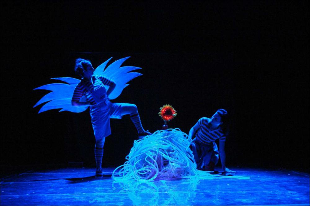 La fotografia in oggetto, ad opera di Bigsur, immortala un momento dello spettacolo “Giardini di Plastica”, una delle produzioni 2015-2016, dedicate al teatro per ragazzi, messe in scena dalla compagnia teatrale Koreja di Lecce. Lo spettacolo, sotto la regia di Salvatore Tramacere, permette al pubblico di viaggiare attraverso mondi fantastici e colorati, mondi abitati da tre personaggi camaleontici, ora extraterrestri, ora samurai, fate o angeli. I costumi e gli oggetti di scena provengono tutti dalla nostra quotidianità ma sul palco acquisiscono nuova vita: bacinelle diventano astronavi, cannucce e mollette servono per abbellire i vestiti, tappi di plastica usati come parrucche. Una inquadratura molto suggestiva, uno scenario notturno, magico, illuminato solo da un fio...