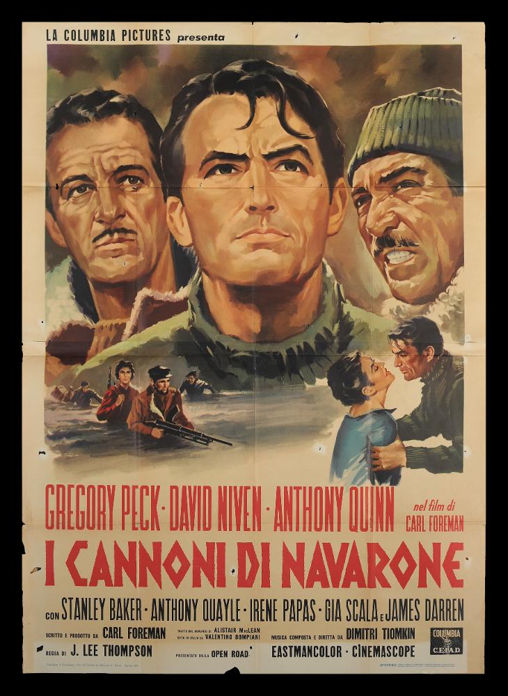 L'immagine riproduce uno dei manifesti conservati presso la Mediateca Regionale Pugliese (vedi Note). Si tratta di una delle versioni grafiche del manifesto del film “I cannoni di Navarone”, del 1961 per la regia di J. Lee Thompson, ispirato all’omonimo romanzo di Alistair MacLean. Il manifesto non è firmato, ma presenta le medesime caratteristiche dei manifesti a firma dei più rinomati illustratori degli anni Cinquanta. La composizione presenta diversi blocchi narrativi corrispondenti a diverse scene del film, un collage quindi armonico che suggerisce al lettore una visione generica della trama del film. Colpiscono i tre grandi ritratti in secondo piano, ricchi di realismo, particolareggiati nei tratti distintivi, univoci nelle caratteristiche e negli accessori, al cen...