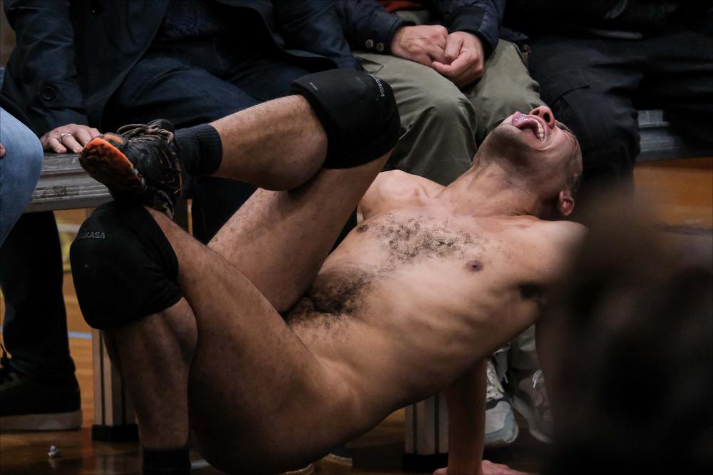 <div class="ql-align-justify">Lo scatto riprende un momento dello spettacolo “Batty Bwoy” di <strong>Harald Beharie</strong>, tenutosi presso il Palamartino nelle serate del 16 e 17 novembre, in occasione del BIG - Bari International Gender Festival.</div><div class="ql-align-justify">Attraverso una riappropriazione del termine giamaicano “Batty Bwoy” (letteralmente butt boy), slang per indicare una persona queer, l’opera – una solo performance di Harald Beharie – stravolge i miti del corpo queer nero, svelandone vulnerabili possibilità, in un gioco di consapevolezza e ingenuità.</div><div class="ql-align-justify">Il lavoro trae ispirazione dalla mitologia, dagli stereotipi del disgusto, dai sentimenti e dalle fantasie...