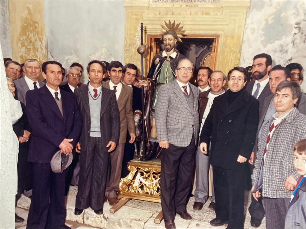 <div class="ql-editor"><div>La foto storica immortala un momento solenne della processione di devoti e fedeli che accompagnano la statua di San Rocco, in occasione della festa patronale di Maria Santissima Assunta in Cielo e San Rocco, celebrata ogni anno il 20 e 21 agosto a Vitigliano, frazione di Santa Cesarea Terme.</div><div>Profondamente radicata nella tradizione locale, la ricorrenza intreccia momenti religiosi e civili, coinvolgendo l’intera comunità e rafforzandone il senso di identità, appartenenza e coesione sociale.</div><div>Il 20 agosto è dedicato a Maria SS. Assunta: la giornata è scandita dalle Sante Messe, dal panegirico e dalla solenne processione, accompagnata da concerti bandistici e dallo spettacolo pirotecnico serale.</div>...