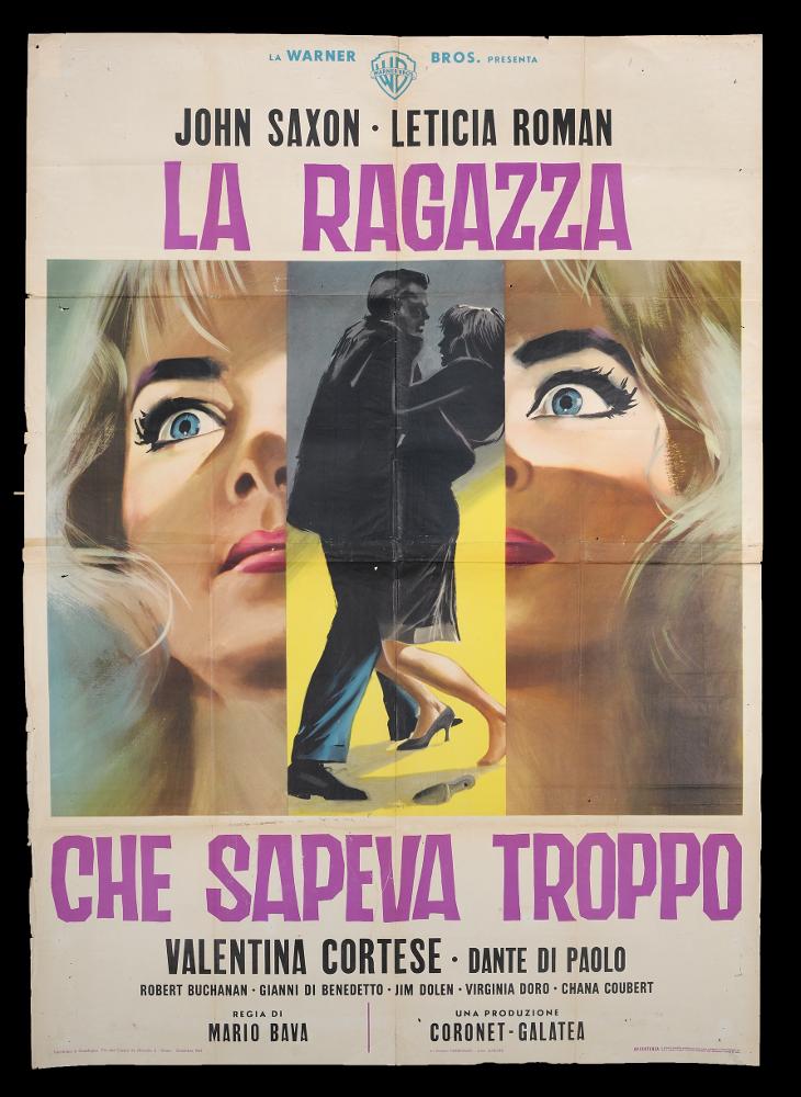 L'immagine riproduce uno dei manifesti conservati presso la Mediateca Regionale Pugliese (vedi Note). Si tratta del manifesto del film "La ragazza che sapeva troppo", film italiano del 1963, la cui illustrazione è a firma di Simeoni, con la direzione artistica di Parmigiani, come si evince dalle informazioni situate in basso. Noto spesso per essere uno dei pittori di cinema più prolifici, Sandro Simeoni (noto anche come Symeoni) si distinse per una grande pittoricità, un gusto originale basato sulla bellezza formale e più tardi per composizioni moderne basate su ritmi spezzati e drammatici. La figura femminile è dominante, è elemento portatore di dinamicità; il volto si ripete dopo l'elemento centrale in cui una scena di violenza rende l'atmosfera drammatica del film. L...
