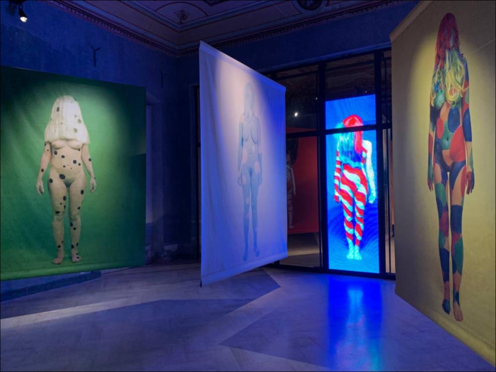 Il progetto “Womeneroes” sfida la visione del corpo della donna. Lo spazio dedicato all’artista surrealista, Eliska Sky, all’interno del Palazzo Palmieri è dominato da un’atmosfera intima e dai colori. La sua serie di fotografie presenta corpi femminili lontani dagli standard della pubblicità, ma reali e allo stesso tempo surreali. Questo è lo stile dell’artista Eliska Sky, fatto di contrasti tra geometrie e colori per mettere in evidenza una bellezza fuori dalle regole comuni.
Eliska Sky è un’artista e art director ceca che utilizza il mezzo fotografico per catturare le diverse forme di bellezza secondo la sua visione contemporanea....