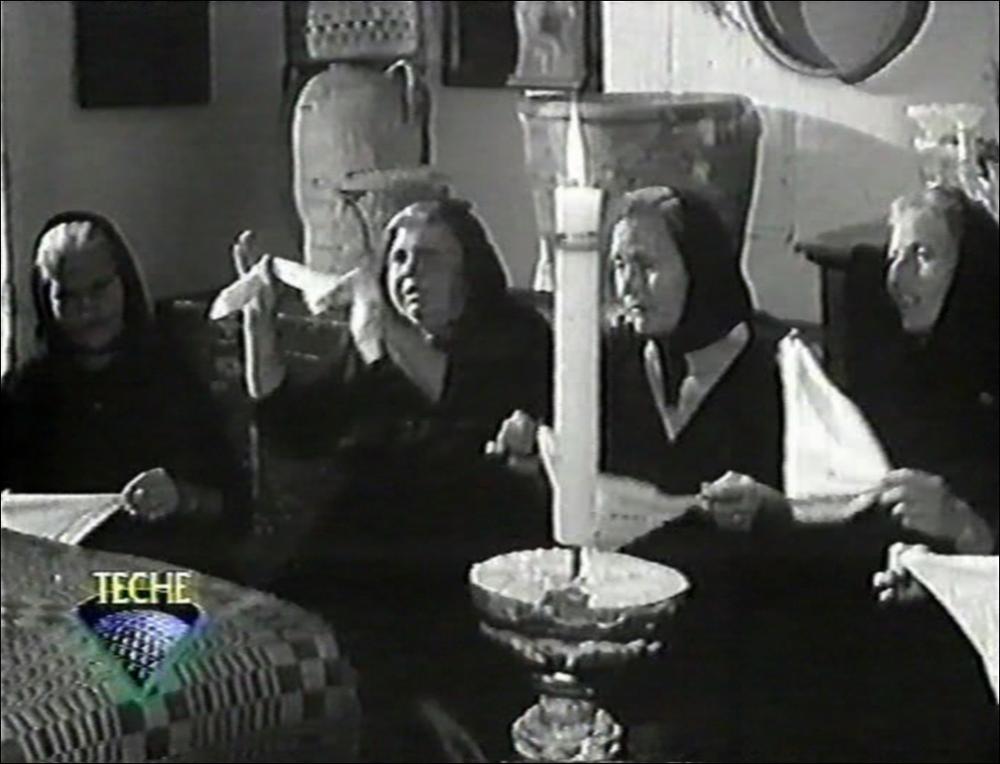 Il video in bianco e nero è parte della grande raccolta di materiale storico proveniente dall'archivio audio-visivo delle Teche Rai, di proprietà della Rai - Radio Televisione Italiana S.p.A. Il video, del 1963, fu mandato in onda come episodio dal titolo "Le Rondinelle del Salento" con la regia di Corrado Sofia, per il ciclo "Puglia Magica". “I romani chiamavano le coste meridionali della Puglia «Finis Terrae», la fine della terra, perché qui avevano termine i diritti dei cittadini di Roma. Tuttavia durante i lunghi secoli di competizione fra occidente ed oriente, questo mare servì più da ponte che da confine. Attraverso le coste pugliesi dove Enea era stato il primo ad approdare ci giunsero le favole della Persia e la cultura greca, le parole della Bibbia e le porte d...