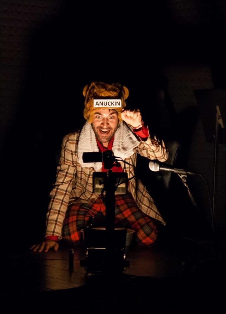 L'immagine in oggetto, fotografia digitale ad opera di Angela Chezzi, cattura un momento dello spettacolo “Il Matrimonio”, per la regia di Salvatore Tramacere, tratto dall'opera teatrale del 1842 di Nikolaj Vasil'evič Gogol', satira incentrata su una giovane donna, Agafija, corteggiata da quattro scapoli, ognuno con le sue eccentricità. Gli stessi personaggi vengono catapultati da Tramacere nel nostro tempo, portando con sé i lati più buffi e divertenti. Il palcoscenico ricorda un set di una trasmissione televisiva, con un presentatore che guida uomini e donne nella ricerca del partner, ma tutto risulta finto e lo schermo allontana ancor più i protagonisti, lasciandoli soli con le proprie inquietudini, aumentando così la distanza tra l'essere e l'apparire. Per far sposa...