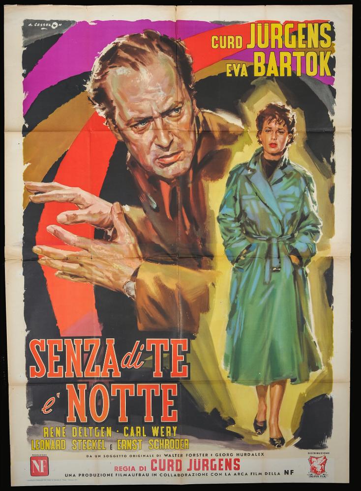 L'immagine riproduce uno dei manifesti conservati presso la Mediateca Regionale Pugliese (vedi Note). Si tratta di una delle versioni grafiche per il manifesto del film "Senza di te è notte" del 1956 per la regia di Curd Jürgens. La firma che si legge è dell’illustratore veneto Angelo Cesselon, considerato uno dei pittori di cinema più originali. In questa composizione ritroviamo molti dei tratti distintivi dell’autore, come il vivace cromatismo, l’uso di contrasti di colore forti e contemporanei come gli accostamenti del rosso, verde, blu, viola, fucsia che qui fanno da sfondo ai due protagonisti. Curd Jurgens sembra uscire da un buco nero, ne vediamo solo il mezzo busto che sovrasta a figura intera in primo piano di Eva Bartok immortalata mentre cammina, illuminata ne...