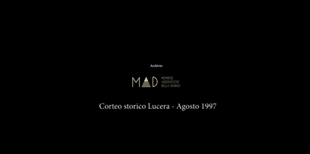 <div class="ql-editor"><div>Il video presenta i momenti salienti del Corteo storico che sfila per le strade cittadine di Lucera in occasione della Festa Patronale di Santa Maria nell'anno 1997.</div><div>Le feste patronali di Lucera (FG), celebrate dal 14 al 16 agosto in onore di Santa Maria Patrona, rappresentano il momento culminante della vita sociale, culturale e religiosa della città e costituiscono il più potente catalizzatore del suo senso di identità collettiva.</div><div>La festa si configura come un autentico sincretismo di devozione, folklore e tradizione, in cui sacro e profano si intrecciano armoniosamente: riti religiosi, solenni processioni, luminarie, concerti e spettacoli pirotecnici scandiscono tre giorni di intensa partecipazione popola...