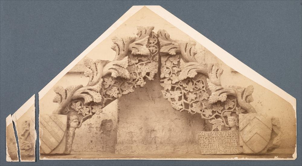 <div class="ql-editor"><div><span>Ritaglio da fotografia di Romualdo Moscioni che ritrae un timpano scolpito di sepolcro trecentesco, opera di Anseramo da Trani (T[Tranensis?] fecit hoc opus), presso Terlizzi.</span></div><div><span class="ql-cursor">﻿</span>L'immagine fa parte della raccolta fotografica di Giuseppe Ceci (1863-1938), studioso delle arti figurative dell’Italia meridionale e tra i promotori delle Società di Storia Patria di Napoli e della Puglia. Tale raccolta si inserisce nel vivace clima culturale dell’Italia postunitaria, caratterizzato dal progressivo consolidarsi di una «coscienza nazionale» alimentata anche dal confronto e dal dialogo con le realtà storiche e culturali locali.</div><div>Oggi la Biblioteca Comun...