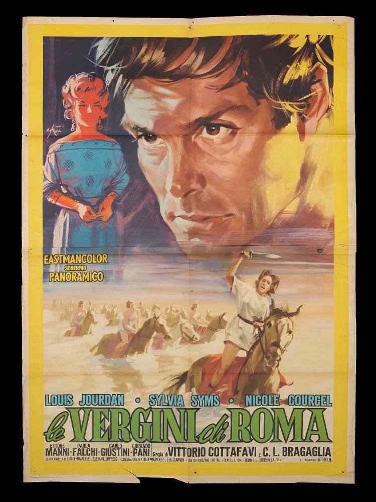 L'immagine riproduce uno dei manifesti conservati presso la Mediateca Regionale Pugliese (vedi Note). Si tratta di una delle versioni grafiche del manifesto de “Le vergini di Roma”, film italiano del 1961, rilettura fantasiosa della storia romana. La composizione è a firma dell’illustratore romano Arnaldo Putzu (A. Putzu) collaboratore di Enrico De Seta e dello studio Favalli, del quale si conserva anche l'altra locandina. Lo stile di Putzu è riconoscibile per l’uso di un linguaggio compositivo drammatico reso soprattutto nella rappresentazione dei ritratti intensi, ricchi di tocchi di linee e chiaroscuri che accentuano l'espressività dei volti, come si può notare con il primo piano dell'attore Louis Jourdan. Il resto dello spazio è occupato dalla narrazione di una scen...