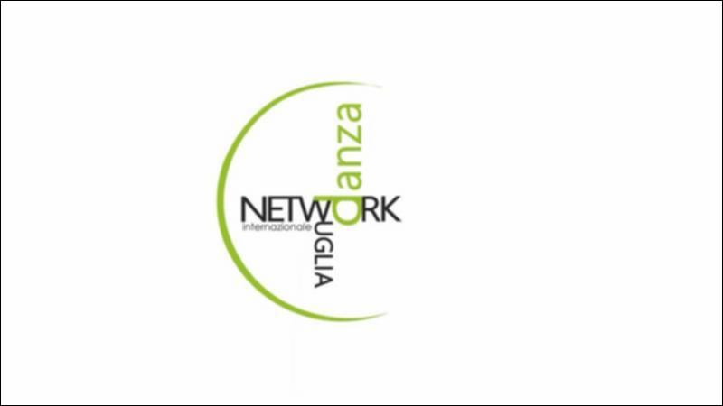 Per l’ottava edizione (2021-2022) del Progetto R.I.Si.Co (Rete interattiva per Sistemi Coreografici) il Network Internazionale Danza Puglia ha ospitato dieci coreografi, nei mesi da ottobre a giugno, presso la sede del Teatro Traetta di Bitonto (Ba) e della Casa delle Culture di Bari. Gli incontri si sono incentrati sulla costruzione e sull’analisi di metodi di creazione e composizione coreografica.
Tra i progetti di questa Edizione è da evidenziare la Rassegna “L’Arte dello Spettatore” (novembre 2021 - giugno 2022) che ha proposto otto visioni di lavori professionali dei coreografi ospiti, al Teatro Traetta di Bitonto, con il sostegno del Comune di Bitonto e del Teatro Pubblico Pugliese. Qui sono riportati cinque video-racconti dei weekend di formazione e spettacolo de...