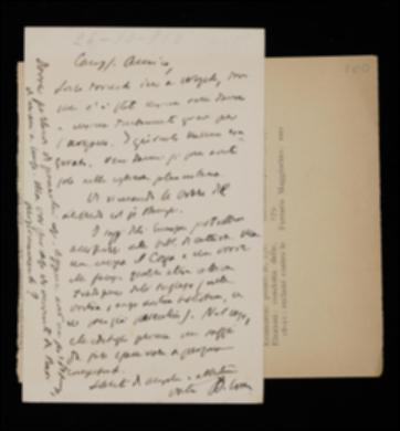Nella cartolina, dopo aver rassicurato Giovanni Laterza circa la lieve entità dei danni causati alla città di Napoli da un uragano nei giorni precedenti, Benedetto Croce gli invia le bozze licenziate del volume di Gottfried W. Leibniz e si dice d'accordo con lui per la pubblicazione nella “Biblioteca di cultura moderna” del volume di Ralph W. Emerson, richiedendo preventivamente un saggio della traduzione curata da Mario Cossa. Il filosofo inoltre avvisa l'editore che gli scriverà presto di molte questioni, a meno che non possano parlarne di persona.