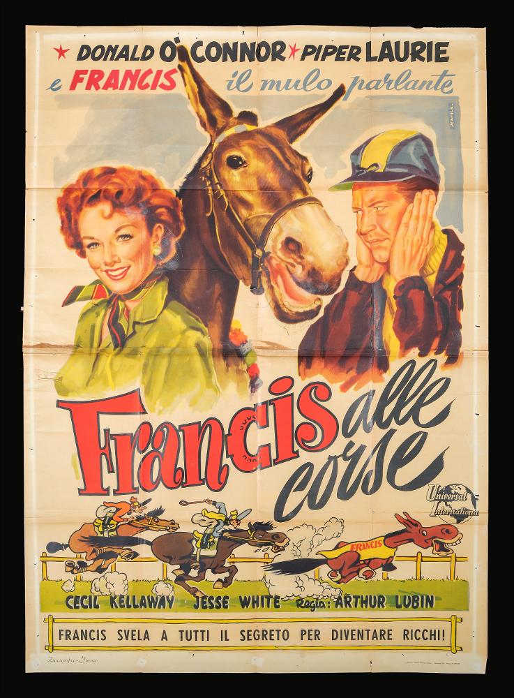 L'immagine riproduce uno dei manifesti conservati presso la Mediateca Regionale Pugliese (vedi Note). Si tratta di uno dei manifesti del film in bianco e nero “Francis alle corse” del 1951 per la regia di Arthur Lubin. La composizione grafica è a firma di De Amicis (Aldo De Amicis) come si evince dalla firma in alto a destra. Illustratore romano, ha iniziato la sua carriera come vignettista del periodico a fumetti “Il Vittorioso”, opportunità che gli permise una maturazione stilistica tale da renderlo più sicuro e pronto per il mondo della cartellonistica e stile che ritroviamo anche in questa composizione nella parte inferiore, sotto il titolo. La parte superiore invece presenta i protagonisti immortalati a mezzo busto e al centro della scena Francis, il mulo parlante,...