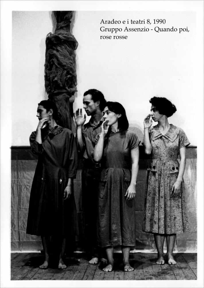 La fotografia in bianco e nero è un momento dello spettacolo "Quando poi, rose rosse", rappresentato nel 1990 dal Gruppo Assenzio durante l'ottava edizione di "Aradeo e i Teatri", un appuntamento con il teatro sperimentale che la compagnia Koreja nata nel 1983 nel piccolo borgo salentino di Aradeo portò avanti sin dall'anno della sua fondazione. Si tratta di uno spettacolo di danza contemporanea prodotto dal Gruppo Assenzio, giunto da Bologna, uno dei più ricercati esempi di sperimentazione nel campo della danza. Bologna negli anni '90 visse un periodo florido e fortunato in campo teatrale, divenendo uno dei centri artistici più vitali dove si formarono numerose compagnie di teatro e danza di ricerca che diedero vita a manifestazioni innovative, sperimentali, spesso di ...