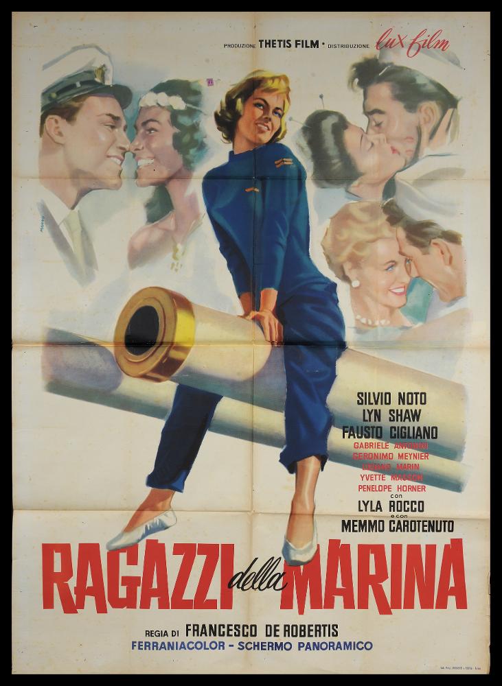 L'immagine riproduce uno dei manifesti conservati presso la Mediateca Regionale Pugliese (vedi Note). Si tratta di uno dei manifesti del film “Ragazzi della marina” del 1957 per la regia del pugliese Francesco De Robertis. La composizione è a firma di Manno (Manno Dante), pittore formatosi all'Accademia di Belle Arti, dove fu allievo di Duilio Cambellotti. Questo influenzerà la sua carriera, dedicandosi totalmente alla pittura di cinema, sua grande passione fino alla crisi degli anni '70. L'uso degli acquerelli e della tempera, di colori compatti e pastosi rendono le sue figure ben definite e morbide, unendo un certo stile classico e accademico ad una grafica moderna. Manno, come molti altri pittori dell'epoca dediti alla pittura per manifesti, si fece interprete del fi...