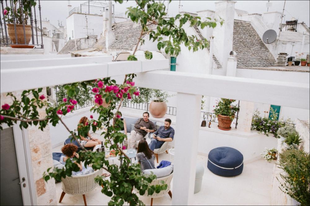 Nella foto un incantevole angolo del borgo antico di Locorotondo che ha accolto gli ospiti del terzo talk (3 agosto 2021) dedicato al tema “Il racconto del mondo, fuori da qui” – Lo sguardo su quello che cambia, su come accade e perché”.
Nella foto l’organizzatore dell’evento Angelo Conte (Turnè srl) con Marilisa Palumbo, giornalista e vice caporedattrice della redazione Esteri del Corriere della Sera, Paola Peduzzi, vicedirettrice de Il Foglio, la giornalista Cecilia Sala (Vanity Fair, Will e Il Foglio) e il direttore Linkiesta Christian Rocca.
Le serate all’insegna della musica sono state intervallate dagli appuntamenti dedicati alla convivialità di EXTRA VIVA! 2021, spin off di VIVA! Festival.
EXTRA VIVA! 2021 è un format di incontri, speech e dibattiti in cui dialog...