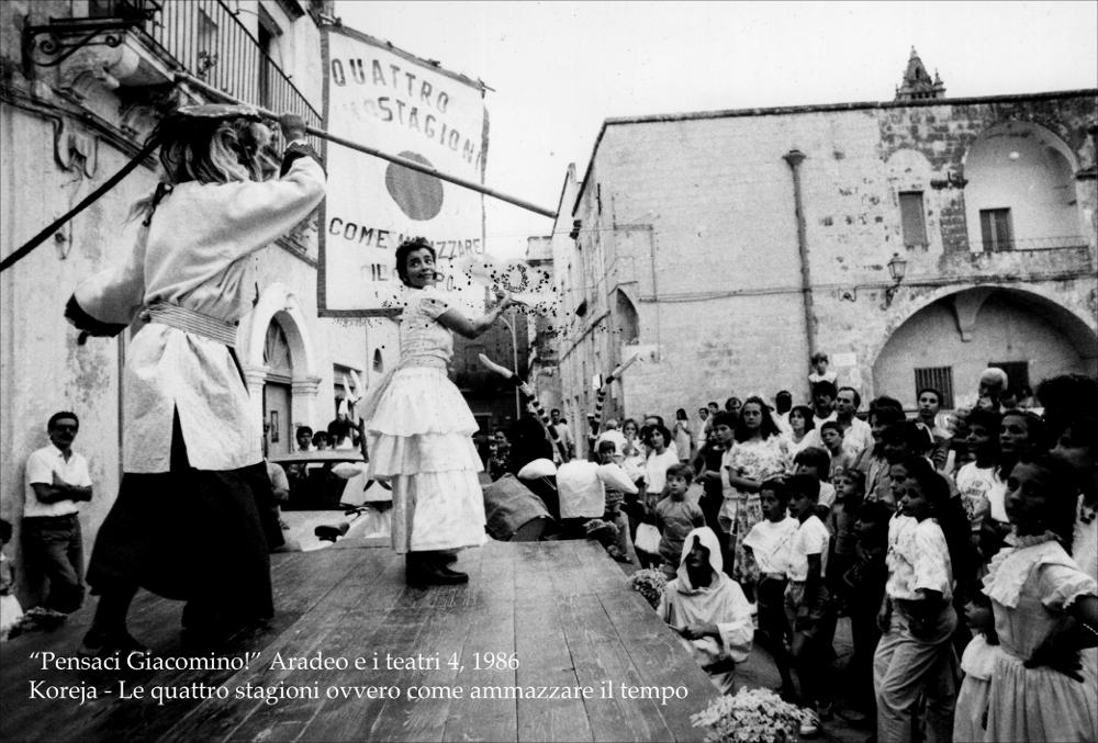 La fotografia in bianco e nero cattura uno dei momenti della performance “Quattro stagioni - Ovvero come ammazzare il tempo”, messa in scena nel 1986 nell'ambito della rassegna “Aradeo e i Teatri” (4) inaugurata in quell'anno con il titolo “Pensaci Giacomino! Omaggio a Pirandello” per il cinquantenario della morte dello scrittore. La rassegna divenne un vero e proprio appuntamento con il teatro sperimentale che la compagnia Koreja nata nel 1983 nel piccolo borgo salentino di Aradeo portò avanti sin dall'anno della sua fondazione. Lo spettacolo è il frutto di otto mesi di ininterrotto lavoro non solo individuale, dei singoli artisti coinvolti, ma soprattutto collettivo. “Quattro stagioni” è una rappresentazione itinerante, si muove per le strade di Aradeo in quattro quad...
