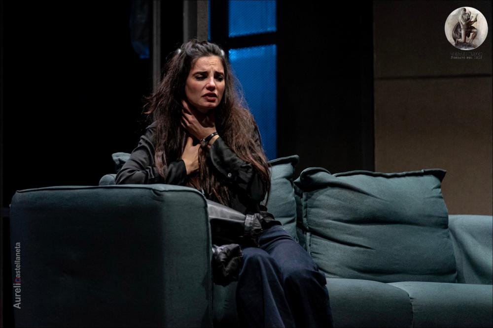 <div>Lo scatto immortale una scena tratta dallo spettacolo teatrale "Il giocattolaio" con Francesca Chillemi, andato in scena al Cinema Teatro Orfeo di Taranto il 16 marzo 2024.</div><div>“Il giocattolaio”, riedizione italiana del <em>Toyer</em> di Gardner McKay, è un thriller psicologico claustrofobico incentrato su un criminale che non uccide le sue vittime, ma le seduce e le lobotomizza, trasformandole in “bambole viventi” incapaci di reagire. Lo spettacolo, ricco di suspense e colpi di scena, esplora la manipolazione, la forza del carisma e la vulnerabilità umana di fronte alla menzogna e al desiderio di normalità. La vicenda mostra come una vittima possa arrivare ad accettare compromessi estremi, persino provare attraz...