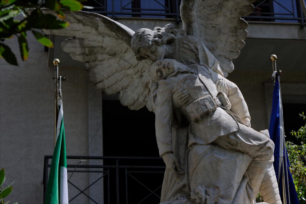 L'immagine digitale cattura un dettaglio del gruppo scultoreo del Monumento ai Caduti di Laterza, collocato al centro di Piazza Vittorio Emanuele. Toccante protagonista dell'opera architettonica è infatti la scultura raffigurante la Vittoria alata nell'atto di sostenere un soldato morente. Il catalogo della Casa d'Arte Ciocchetti (i cataloghi delle Case d'Arte all'epoca hanno permesso di rintracciare i modelli iconografici di alcuni monumenti pugliesi) data il monumento al 1925.