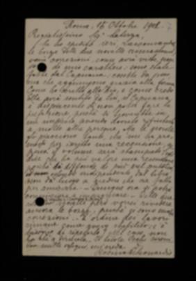 Nella cartolina, Rosina De Leonardis comunica un'ultima spedizione di bozze per l'impaginazione e che Luigi Capuana ha effettuato delle correzioni. Chiede di rivedere le bozze delle novelle "L'ospite" e "I capricci di Ninì". Conferma la disposizione già stabilita delle novelle nel volume e indica come titolo "Occhi sereni".