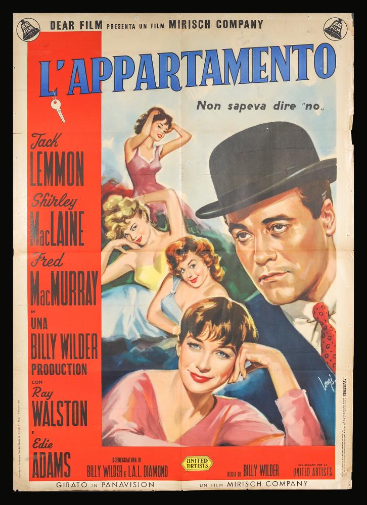 L'immagine riproduce uno dei manifesti conservati presso la Mediateca Regionale Pugliese (vedi Note). Si tratta di una delle versioni grafiche del manifesto del film “L'appartamento” del 1960 per la regia di Billy Wilder. Sulla destra in basso leggiamo la firma di Carloantonio Longi (Longi), illustratore e cartellonista cinematografico tra i più importanti sulla scena italiana tra gli anni cinquanta e settanta del Novecento. In linea con gli altri manifesti dell’artista, anche qui si nota subito l’eleganza della composizione e la predilezione per l’utilizzo dei colori caldi e di pennellate ampie. Colpisce subito il forte realismo e l’espressività dei volti dei personaggi rappresentati, dal volto del protagonista maschile Jack Lemmon alle bellissime donne sul lato sinist...