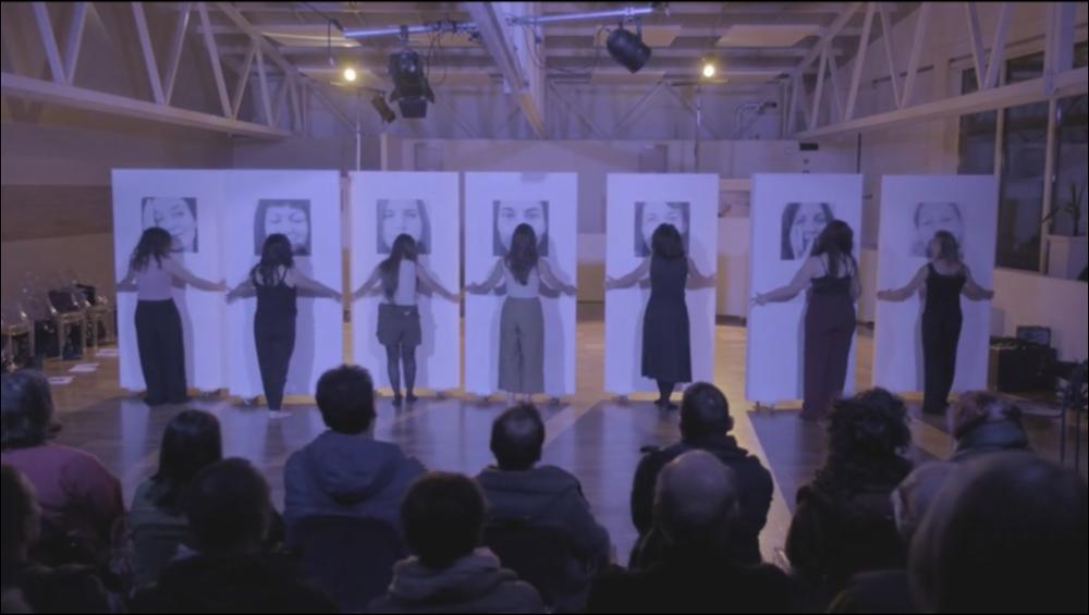 Questo video propone la visione dello spettacolo “Ritratti”, un esperimento performativo multidisciplinare e corale andato in scena presso la Cittadella degli Artisti di Molfetta nei giorni 25, 26 e 27 novembre 2022. La regista, Marianna De Pinto, ha definito “Ritratti” un “processo di ricerca”, un progetto che ha unito teatro e arte coreutica, fotografia e produzione audiovisiva, restituendo al pubblico, attraverso uno spettacolo, un testo definito dal succedersi di storie vissute, ideate dalle utenti del Centro Antiviolenza Pandora di Molfetta e dalle attrici in scena.
La performance ha visto il racconto personale delle artiste dialogare con le corsiste del laboratorio di scrittura autobiografica tenuto dall’antropologo Felice Di Lernia. Il testo è nato dall’intreccio...