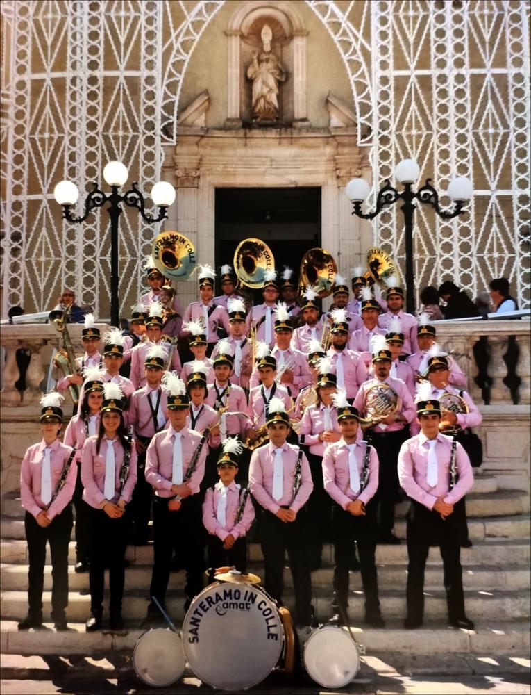 <div class="ql-editor"><div>La digitalizzazione di questa immagine scattata nel 2012 immortala il gruppo bandistico di Santeramo in Colle (BA) pronto ad allietare la Festa Patronale di Sant’Erasmo con musica e canti.</div><div>La Festa Patronale in onore di Sant’Erasmo si celebra il 2 giugno ed è uno degli appuntamenti più sentiti dalla comunità. La giornata è ricca di eventi religiosi e civili che si susseguono nell’arco dell’intera giornata.</div><div>Al mattino si apre con la solenne celebrazione eucaristica presieduta dal Vescovo, alla presenza delle autorità civili e militari e di numerosi fedeli. Segue il tradizionale rito della consegna delle chiavi al Santo Patrono, simbolo di affidamento e devozione della citt...