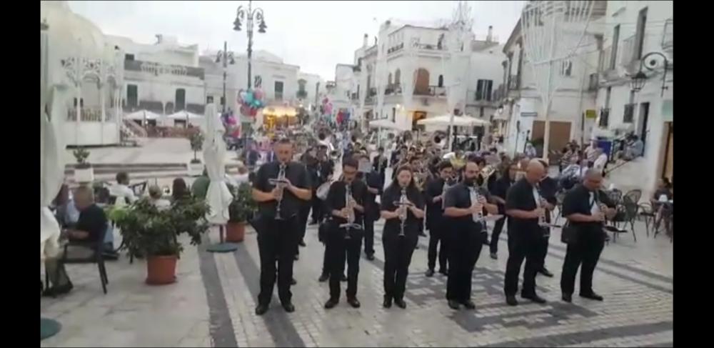 <div class="ql-editor"><div>Video dell’esecuzione, in Piazza di Ceglie Messapica, in occasione della festa di Sant’Anna nel 2018, del brano da concerto <em>La Familiare</em> di Alise, appartenente al repertorio della tradizione bandistica italiana.</div><div><br></div><div>L’Associazione Musicale Culturale Giovani Musicisti di Ceglie Messapica è una banda musicale fondata nel 1994, composta da circa 40 musicisti e strutturata come un’orchestra. Svolge un’attività continuativa nel territorio di Ceglie Messapica e nei comuni limitrofi, partecipando a feste patronali, celebrazioni religiose, cerimonie civili, manifestazioni culturali ed eventi musicali. La banda costituisce una realtà aggregativa, educativa e culturale per la co...