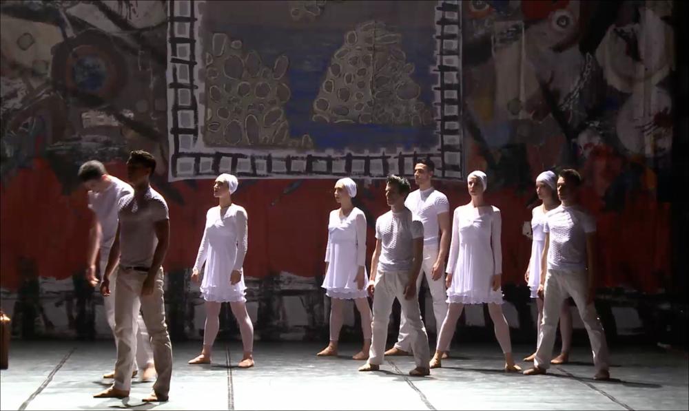 Il video in oggetto, parte della collezione digitale “Prime nazionali in Puglia”, nasce dall'omonimo progetto promosso dalla Regione Puglia, Assessorato al Mediterraneo, Cultura e Turismo, finanziato dal FESR ASSE IV e attuato dal Teatro Pubblico Pugliese per dar vita ad un fitto calendario di prime nazionali programmate tra il 2011 e il 2012 all'interno di alcuni teatri pugliesi. La breve clip documenta alcuni momenti della prima nazionale de “Le quattro stagioni”, opera in un atto unico, realizzata il 22 aprile 2012 all'interno del Teatro Raffaele Lembo di Canosa di Puglia. Le quattro stagioni sono il trentesimo balletto che il coreografo Fredy Franzutti realizza per il Balletto del Sud, compagnia salentina tra le più apprezzate nel panorama italiano che egli stesso d...